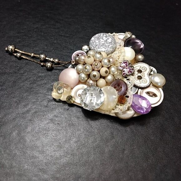Heart shaped button brooch - Picture 3 of 8